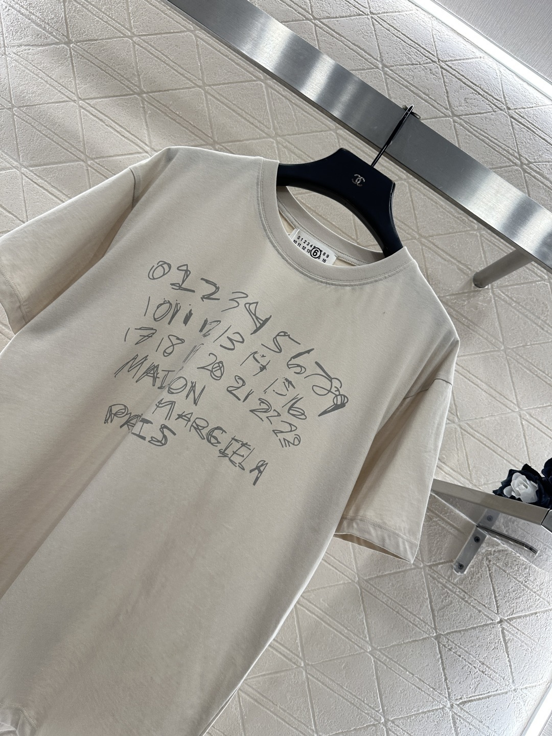 ♥MM6*♥2025新品上架 圆领花体徽标𝑇𝑒𝑒定制YB原生全棉材质，质感细腻，舒适透气，宽松overs