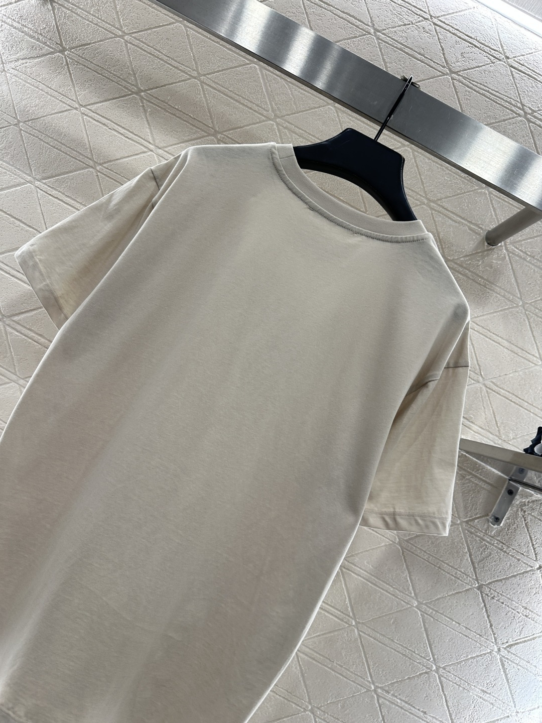 ♥MM6*♥2025新品上架 圆领花体徽标𝑇𝑒𝑒定制YB原生全棉材质，质感细腻，舒适透气，宽松overs