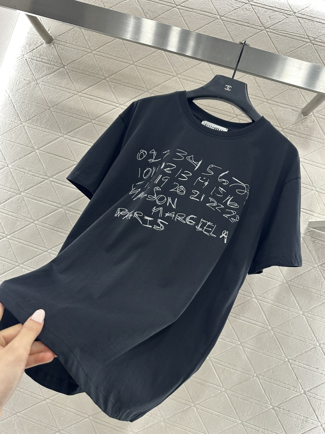 ♥MM6*♥2025新品上架 圆领花体徽标𝑇𝑒𝑒定制YB原生全棉材质，质感细腻，舒适透气，宽松overs