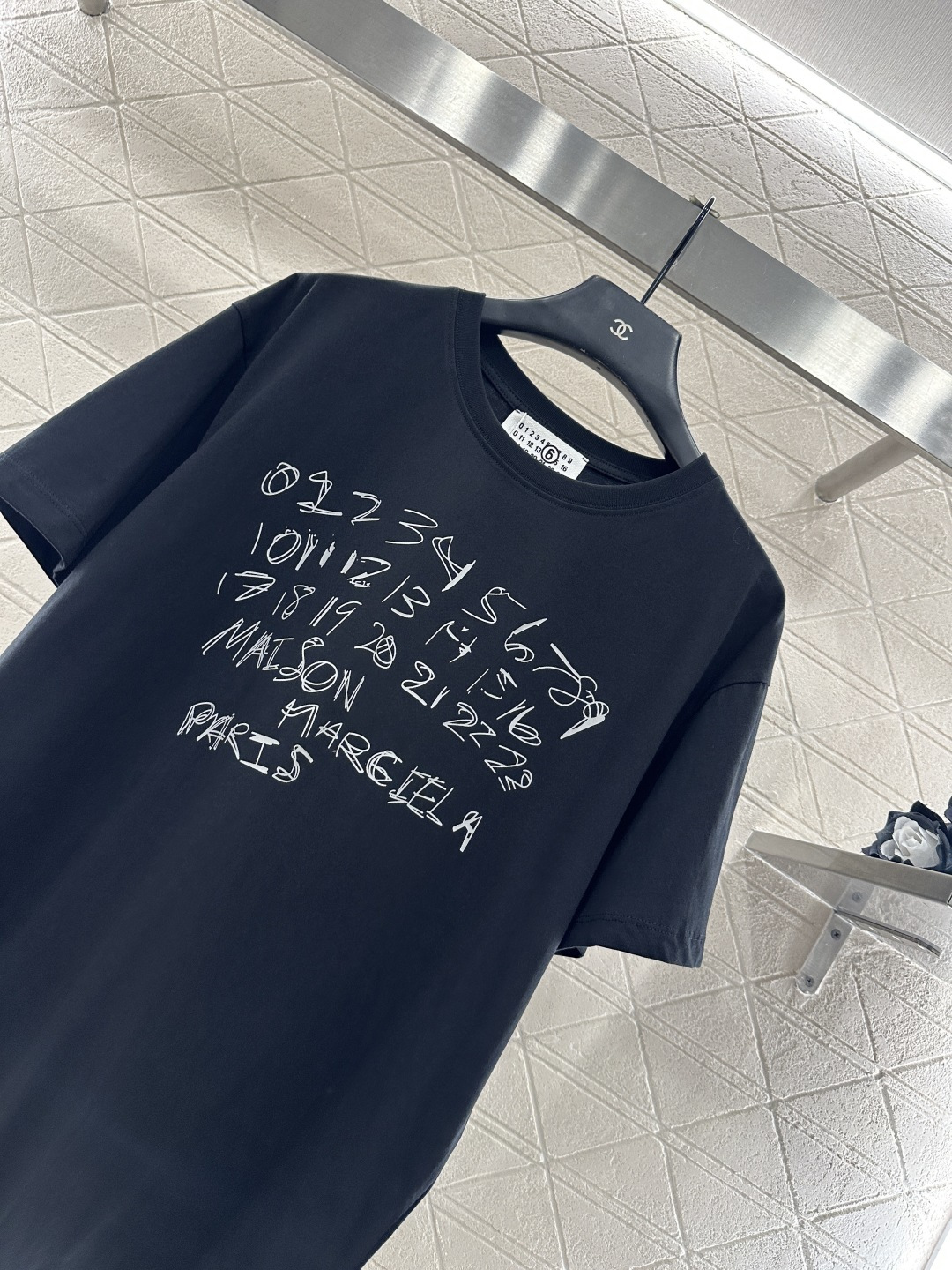 ♥MM6*♥2025新品上架 圆领花体徽标𝑇𝑒𝑒定制YB原生全棉材质，质感细腻，舒适透气，宽松overs