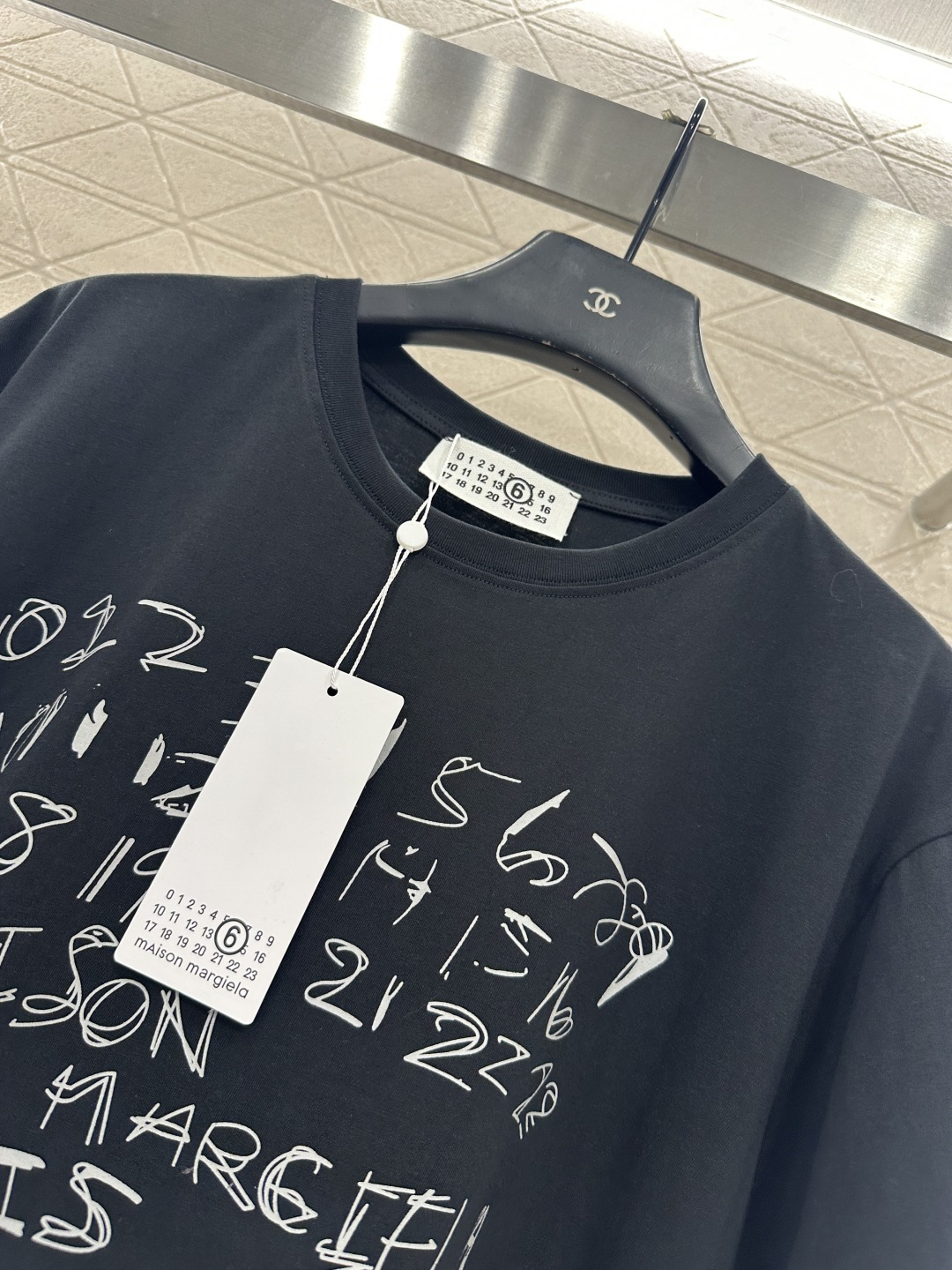 ♥MM6*♥2025新品上架 圆领花体徽标𝑇𝑒𝑒定制YB原生全棉材质，质感细腻，舒适透气，宽松overs