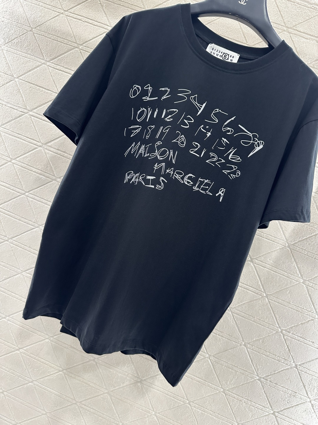 ♥MM6*♥2025新品上架 圆领花体徽标𝑇𝑒𝑒定制YB原生全棉材质，质感细腻，舒适透气，宽松overs