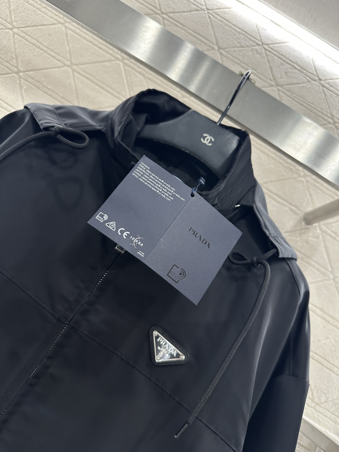 ♥Prad*♥2026新品上架 可拆卸连帽抽绳冲锋衣外套定制YB进口防风防水尼龙材质，挺括有型，质感高级