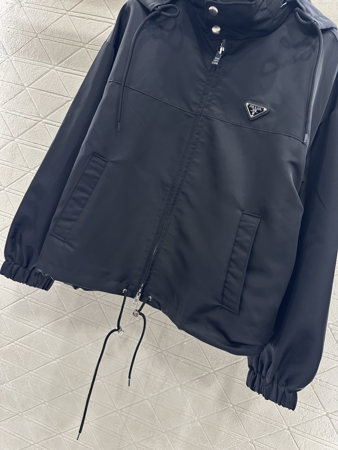 ♥Prad*♥2026新品上架 可拆卸连帽抽绳冲锋衣外套定制YB进口防风防水尼龙材质，挺括有型，质感高级