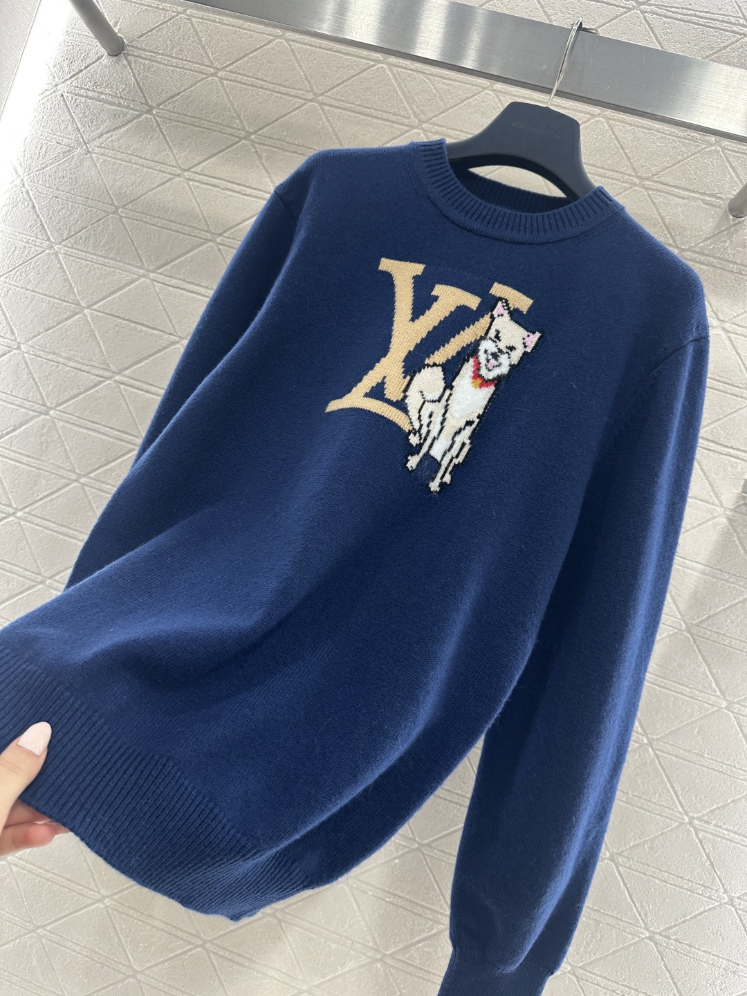 ♥Louis vuitto*♥2025新品上架 蓝白狗狗钩花针织毛衣定制YB羊绒羊毛纱线织造，穿搭舒适，