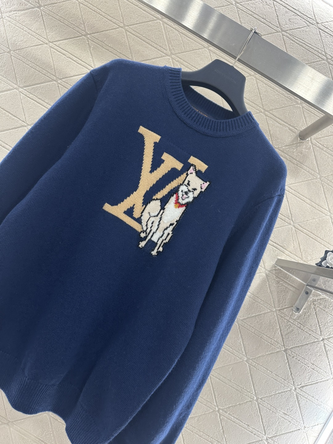 ♥Louis vuitto*♥2025新品上架 蓝白狗狗钩花针织毛衣定制YB羊绒羊毛纱线织造，穿搭舒适，