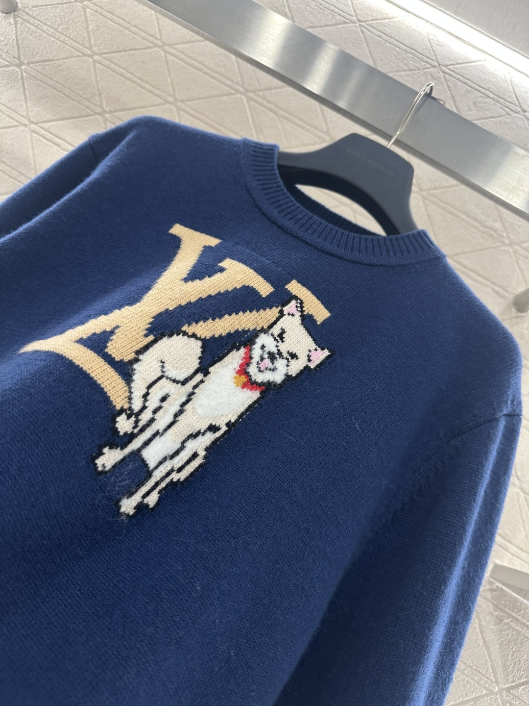 ♥Louis vuitto*♥2025新品上架 蓝白狗狗钩花针织毛衣定制YB羊绒羊毛纱线织造，穿搭舒适，