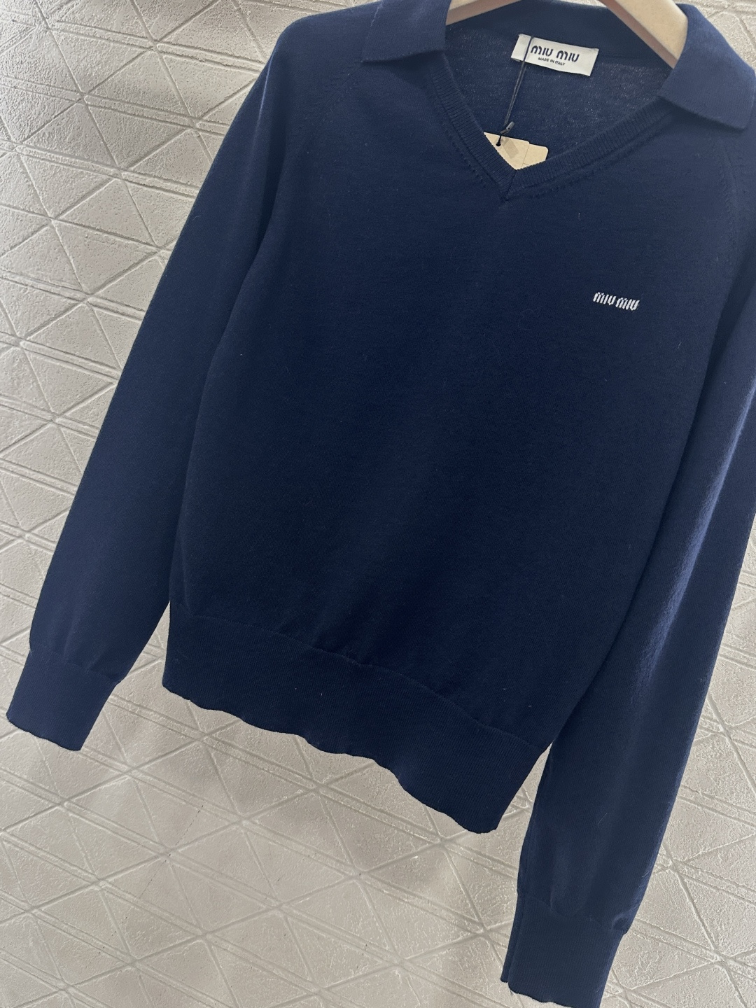 ♥Miumi*♥2026新品上架 翻领徽标毛衣定制YB羊毛纱线材质，质感细腻，舒适保暖，翻领套头毛衣剪裁