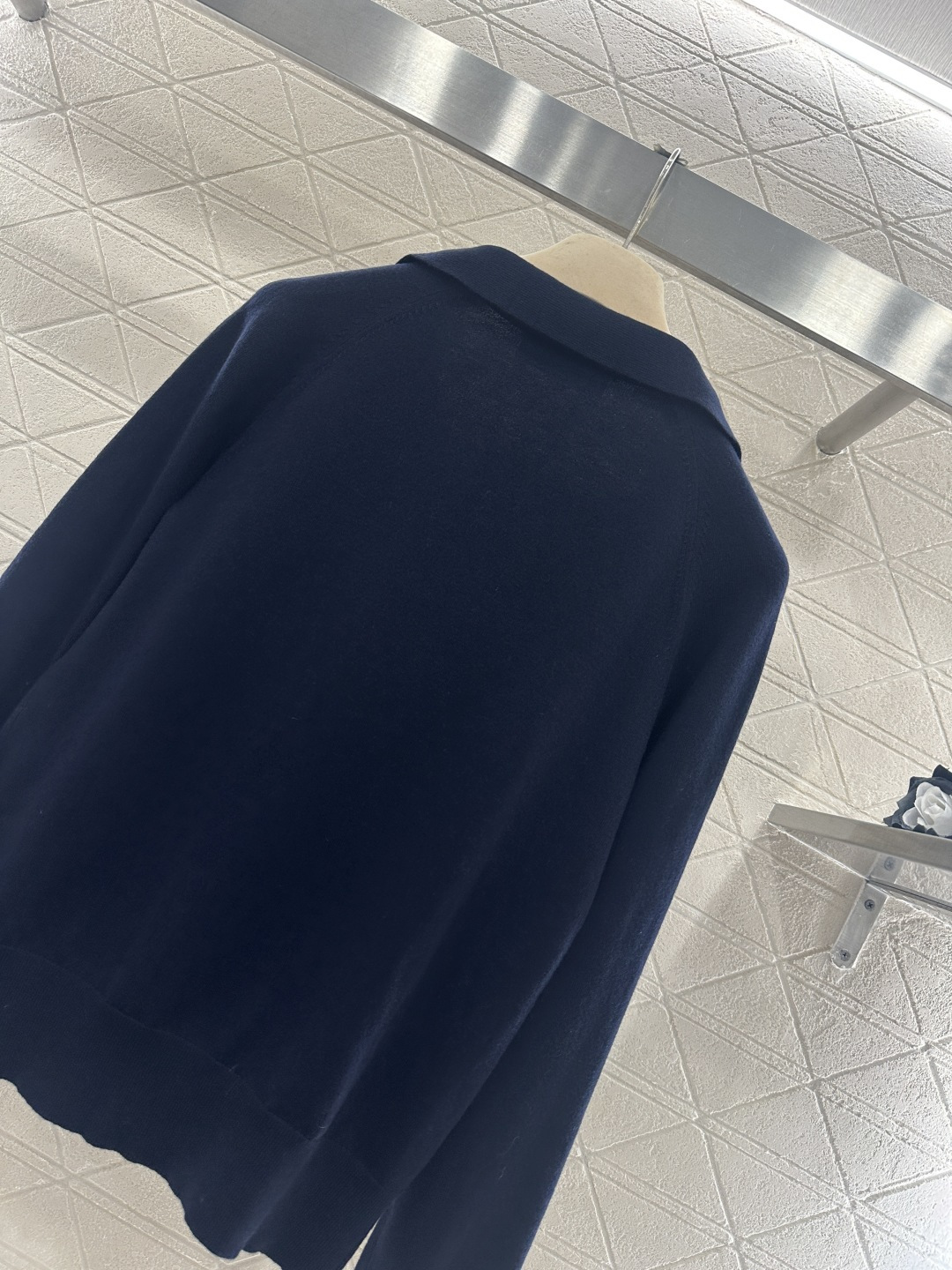 ♥Miumi*♥2026新品上架 翻领徽标毛衣定制YB羊毛纱线材质，质感细腻，舒适保暖，翻领套头毛衣剪裁