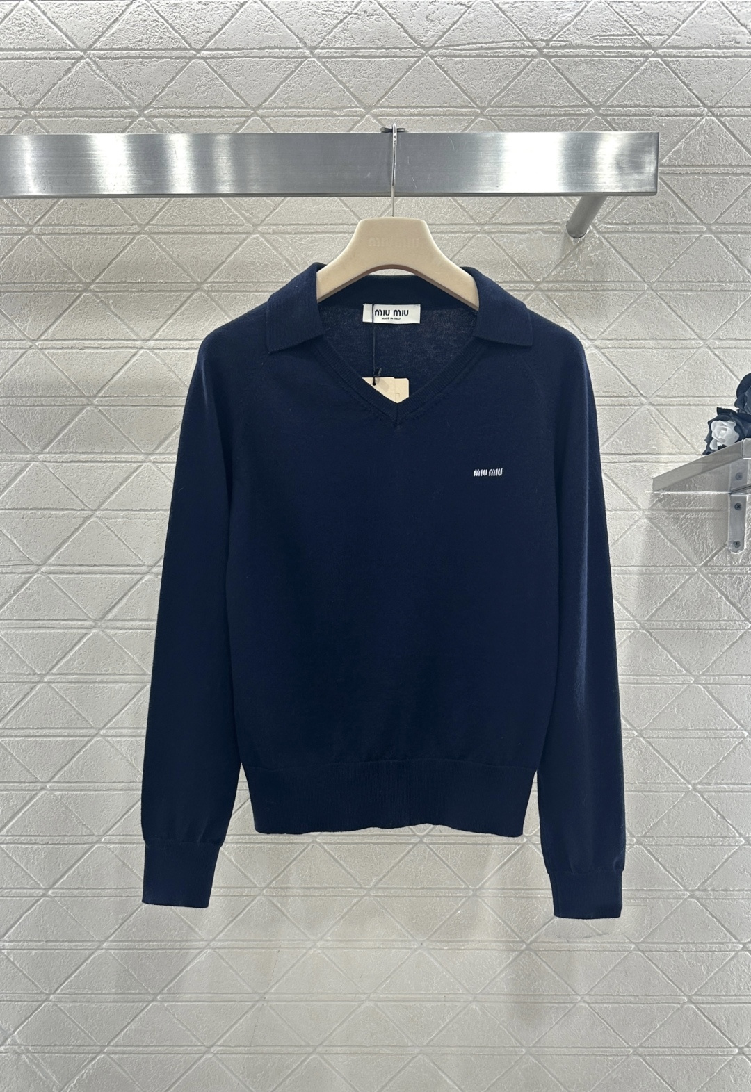 ♥Miumi*♥2026新品上架 翻领徽标毛衣定制YB羊毛纱线材质，质感细腻，舒适保暖，翻领套头毛衣剪裁