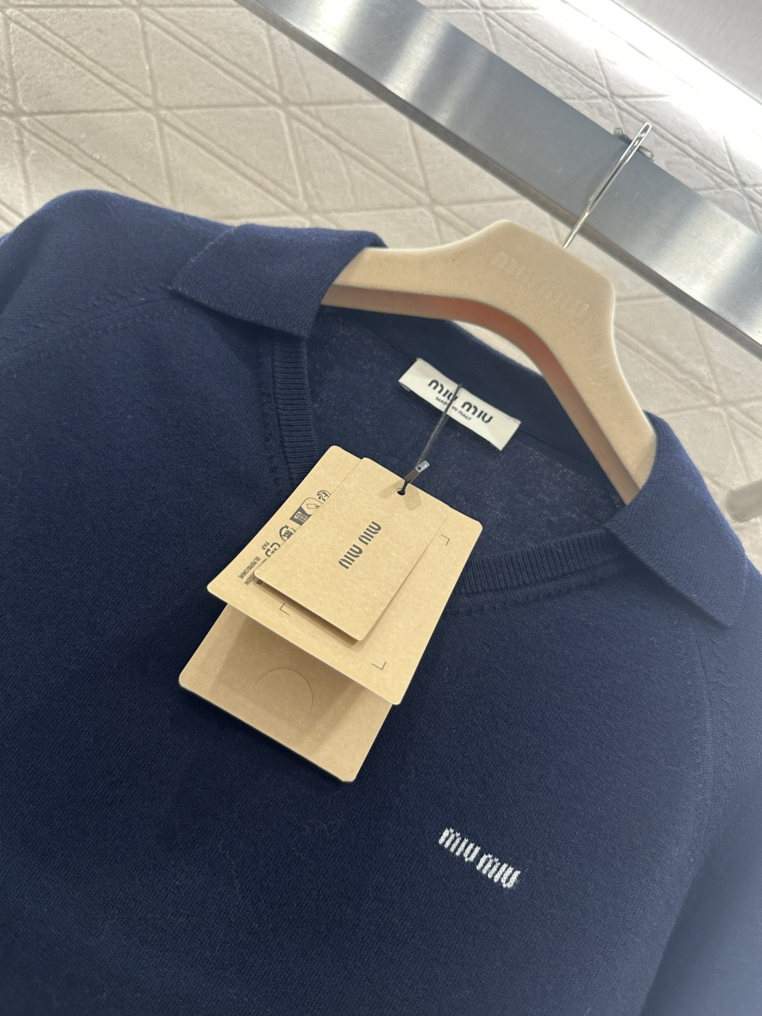 ♥Miumi*♥2026新品上架 翻领徽标毛衣定制YB羊毛纱线材质，质感细腻，舒适保暖，翻领套头毛衣剪裁