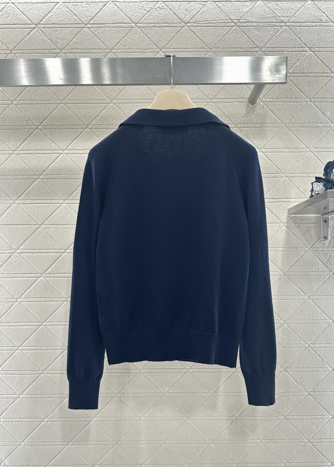 ♥Miumi*♥2026新品上架 翻领徽标毛衣定制YB羊毛纱线材质，质感细腻，舒适保暖，翻领套头毛衣剪裁