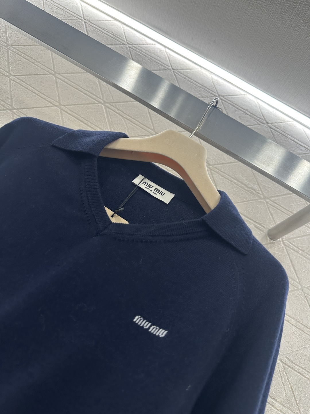 ♥Miumi*♥2026新品上架 翻领徽标毛衣定制YB羊毛纱线材质，质感细腻，舒适保暖，翻领套头毛衣剪裁