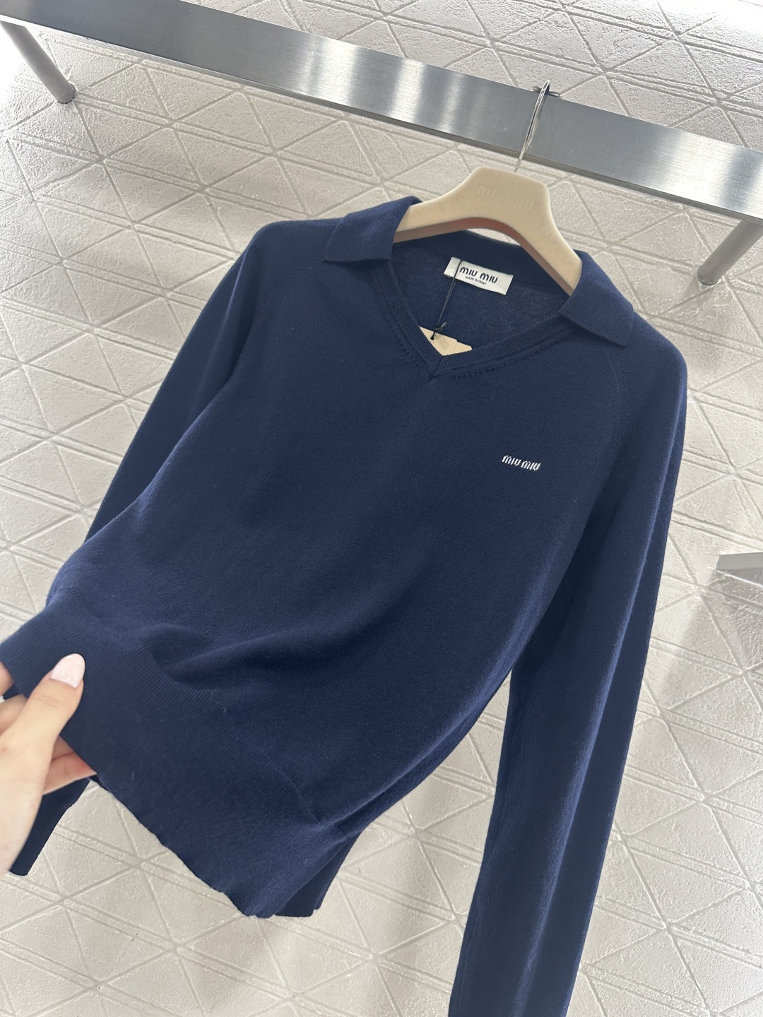 ♥Miumi*♥2026新品上架 翻领徽标毛衣定制YB羊毛纱线材质，质感细腻，舒适保暖，翻领套头毛衣剪裁