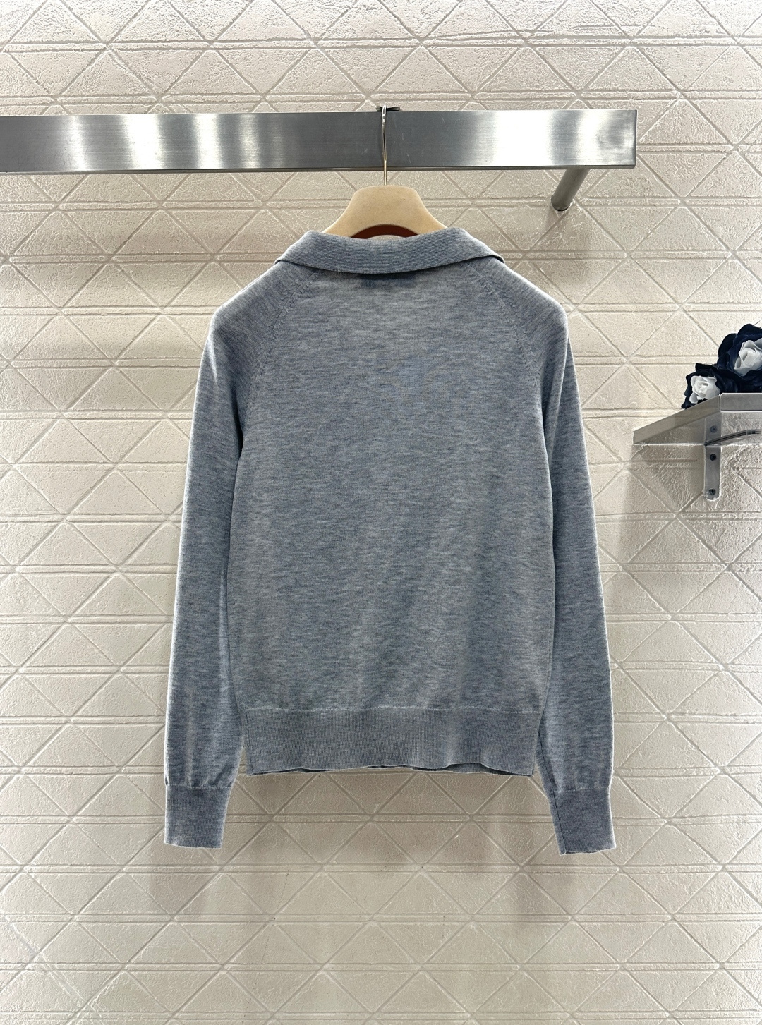 ♥Miumi*♥2026新品上架 翻领徽标毛衣定制YB羊毛纱线材质，质感细腻，舒适保暖，翻领套头毛衣剪裁