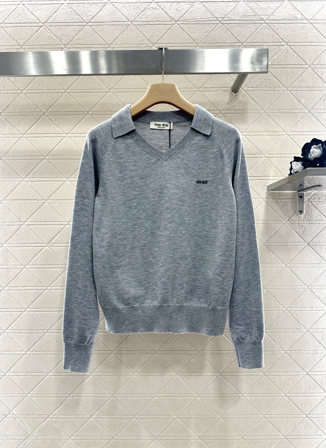 ♥Miumi*♥2026新品上架 翻领徽标毛衣定制YB羊毛纱线材质，质感细腻，舒适保暖，翻领套头毛衣剪裁