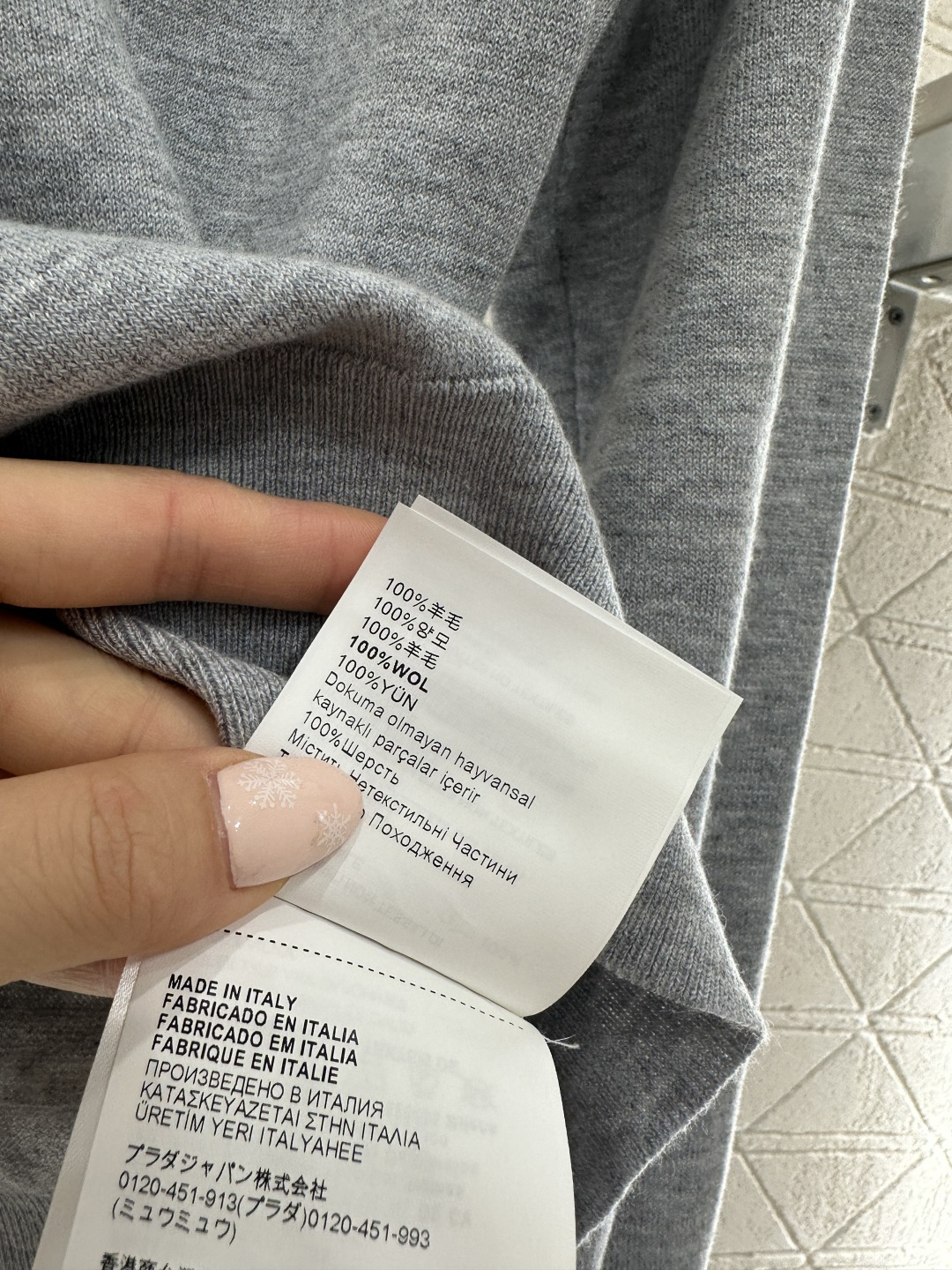 ♥Miumi*♥2026新品上架 翻领徽标毛衣定制YB羊毛纱线材质，质感细腻，舒适保暖，翻领套头毛衣剪裁