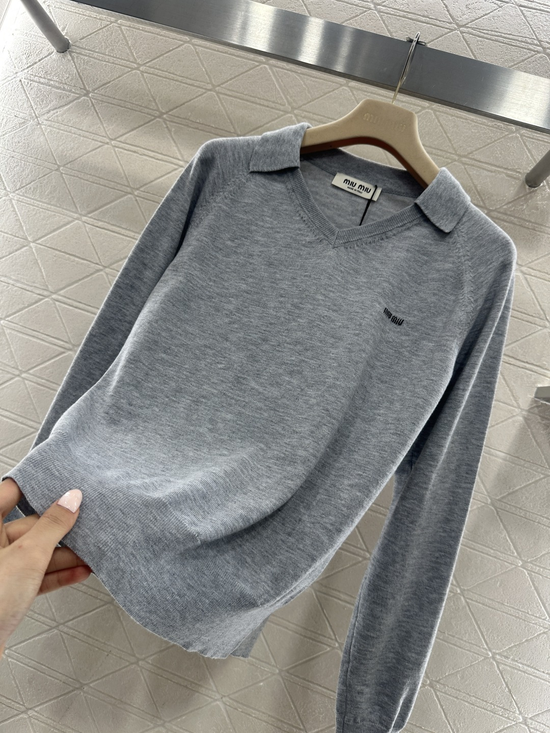 ♥Miumi*♥2026新品上架 翻领徽标毛衣定制YB羊毛纱线材质，质感细腻，舒适保暖，翻领套头毛衣剪裁