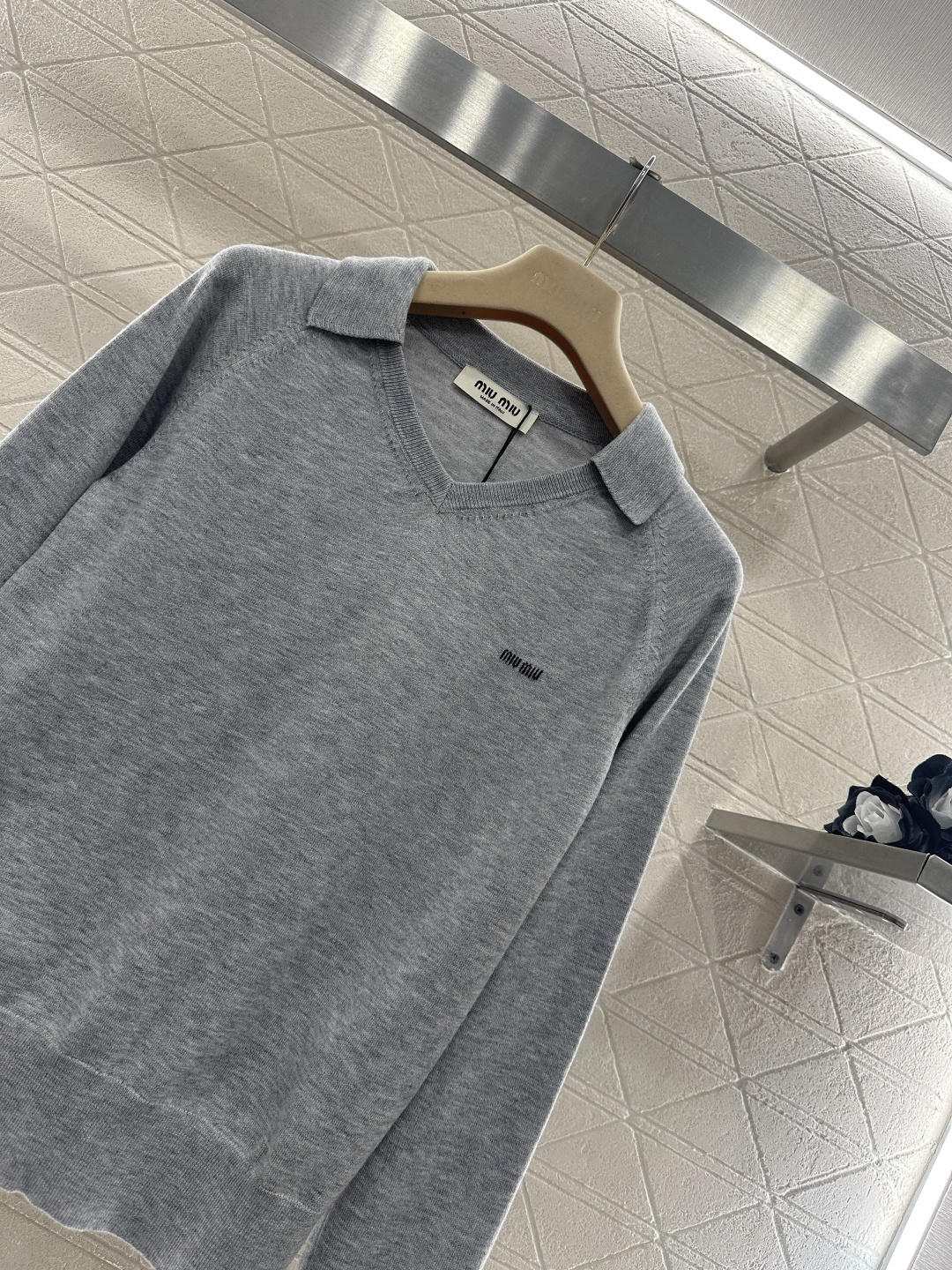 ♥Miumi*♥2026新品上架 翻领徽标毛衣定制YB羊毛纱线材质，质感细腻，舒适保暖，翻领套头毛衣剪裁