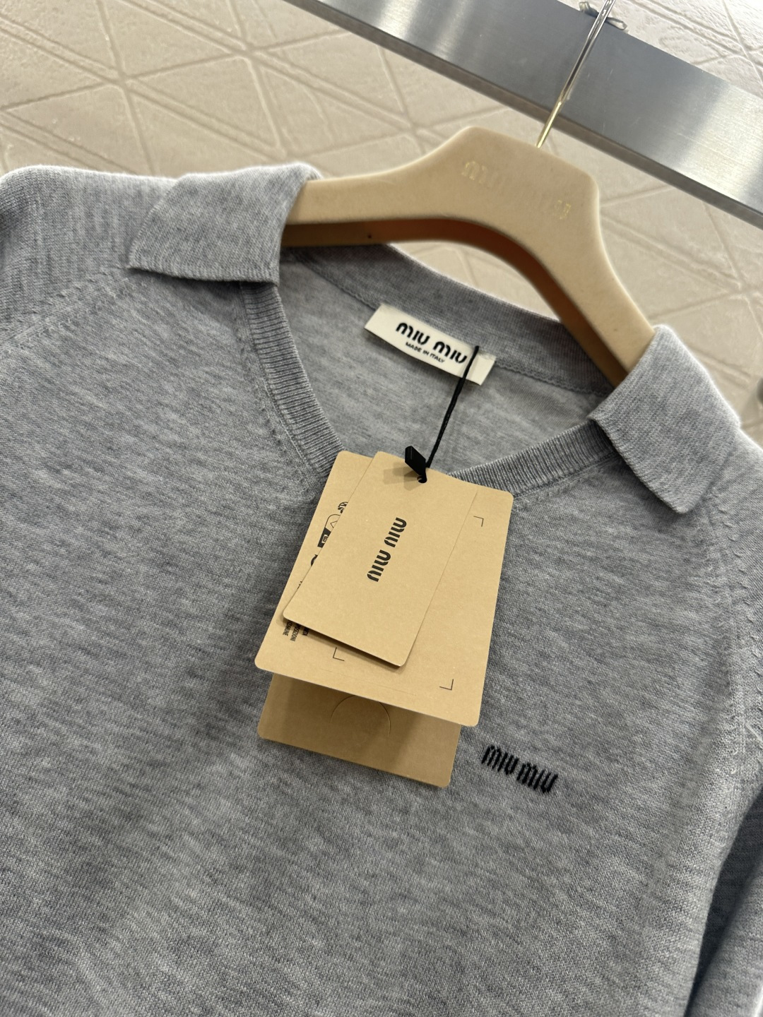 ♥Miumi*♥2026新品上架 翻领徽标毛衣定制YB羊毛纱线材质，质感细腻，舒适保暖，翻领套头毛衣剪裁