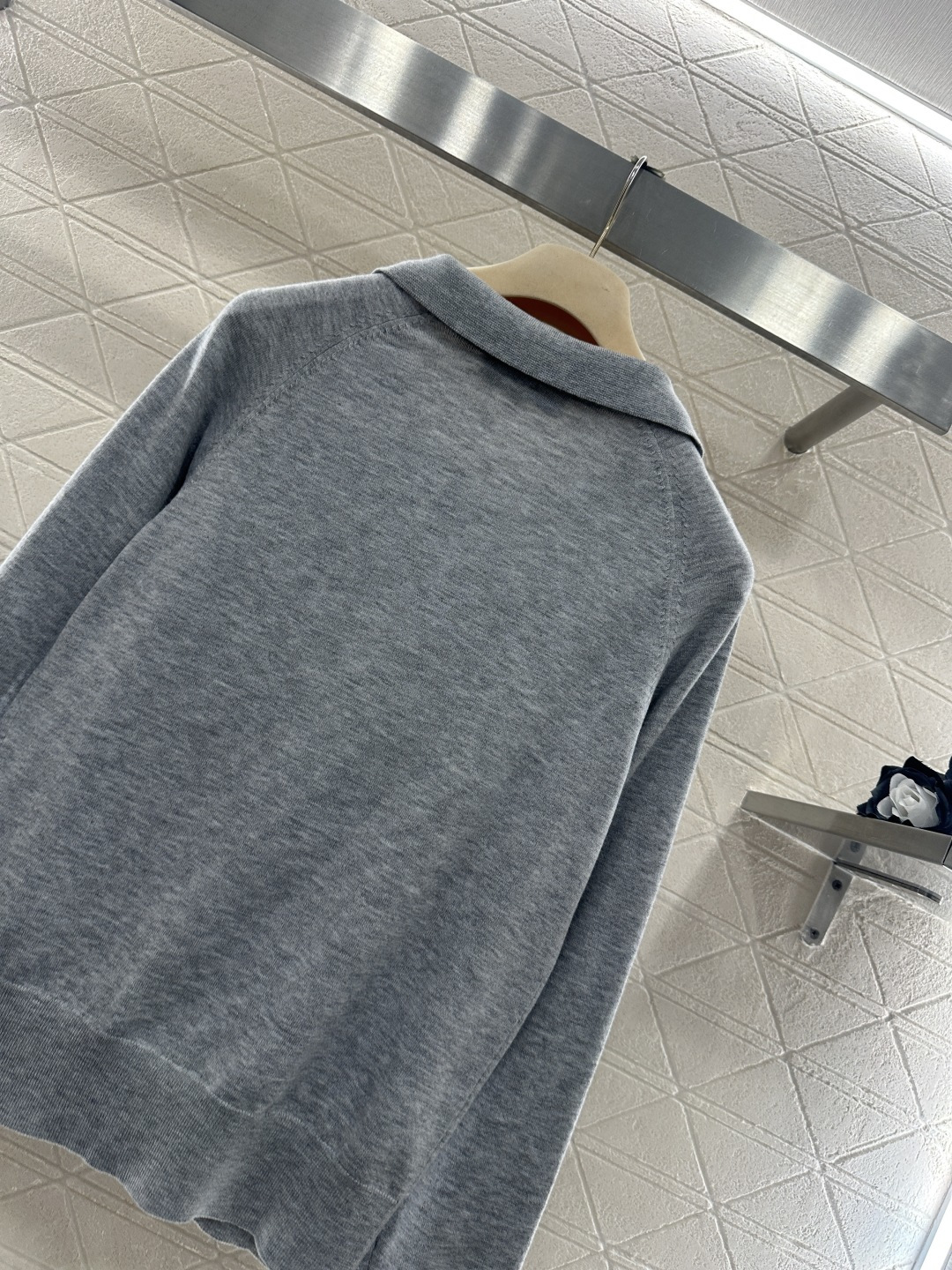 ♥Miumi*♥2026新品上架 翻领徽标毛衣定制YB羊毛纱线材质，质感细腻，舒适保暖，翻领套头毛衣剪裁