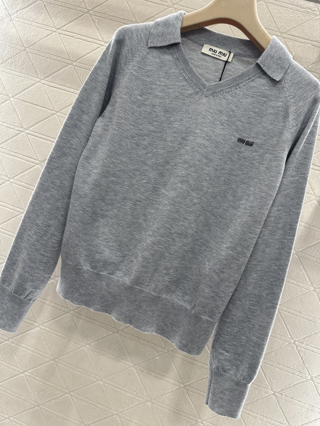 ♥Miumi*♥2026新品上架 翻领徽标毛衣定制YB羊毛纱线材质，质感细腻，舒适保暖，翻领套头毛衣剪裁