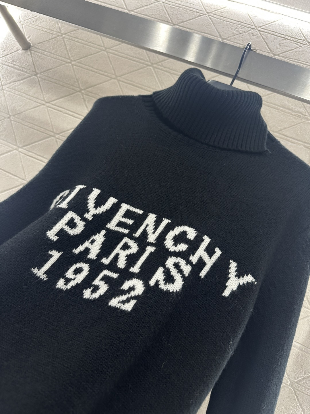 ♥Givench*♥2025新品上架 高领字母套头毛衣定制YB羊绒羊毛纱线织造，质感细腻，舒适保暖，高领