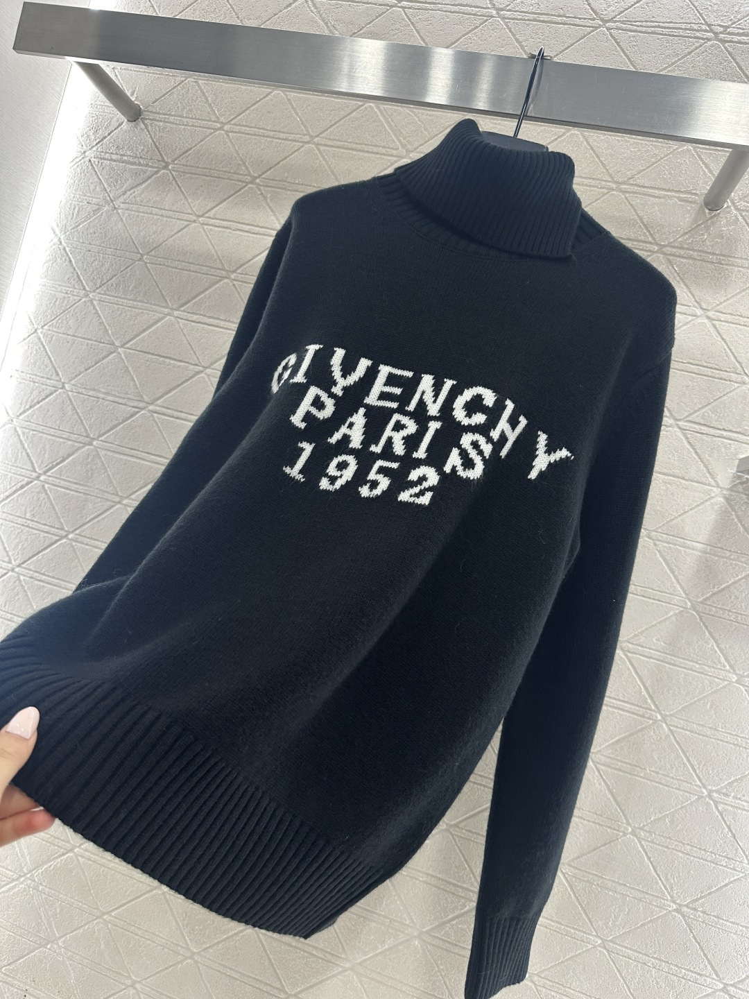 ♥Givench*♥2025新品上架 高领字母套头毛衣定制YB羊绒羊毛纱线织造，质感细腻，舒适保暖，高领