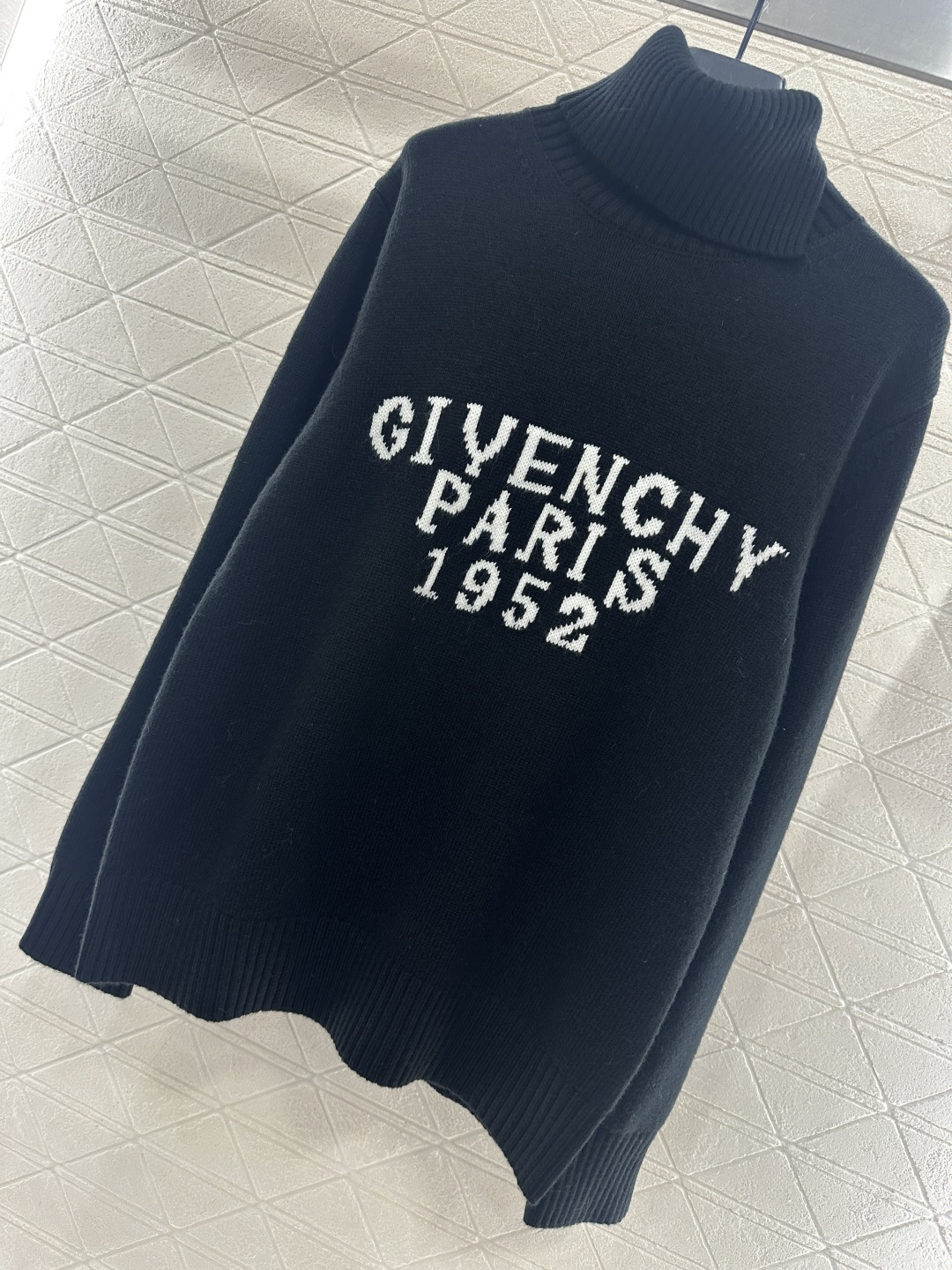♥Givench*♥2025新品上架 高领字母套头毛衣定制YB羊绒羊毛纱线织造，质感细腻，舒适保暖，高领