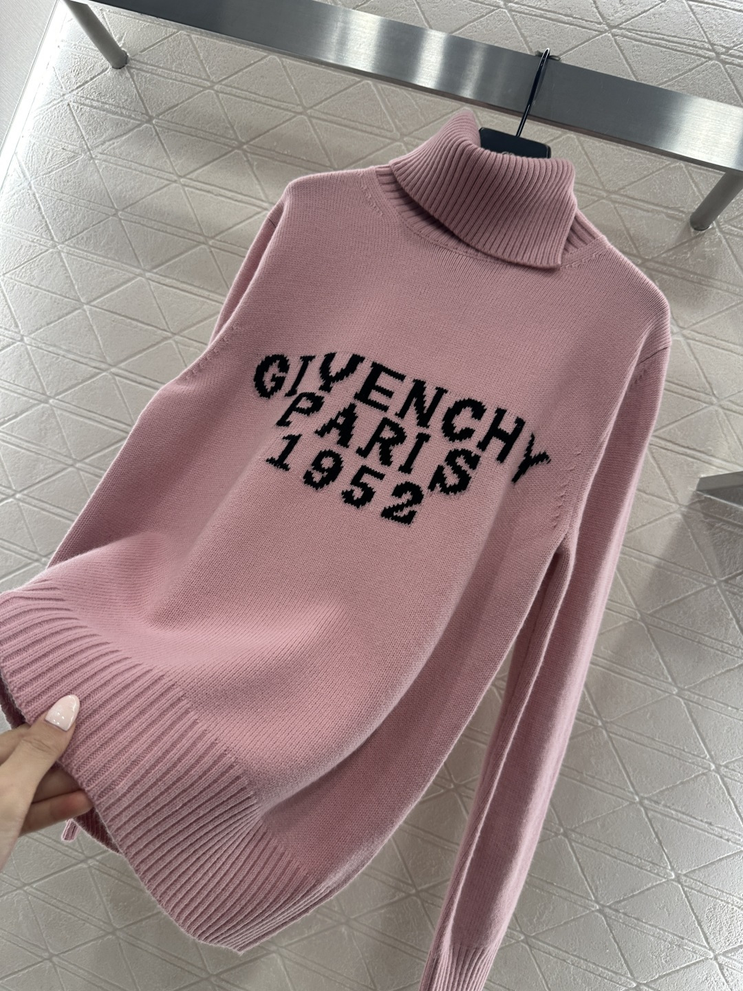 ♥Givench*♥2025新品上架 高领字母套头毛衣定制YB羊绒羊毛纱线织造，质感细腻，舒适保暖，高领
