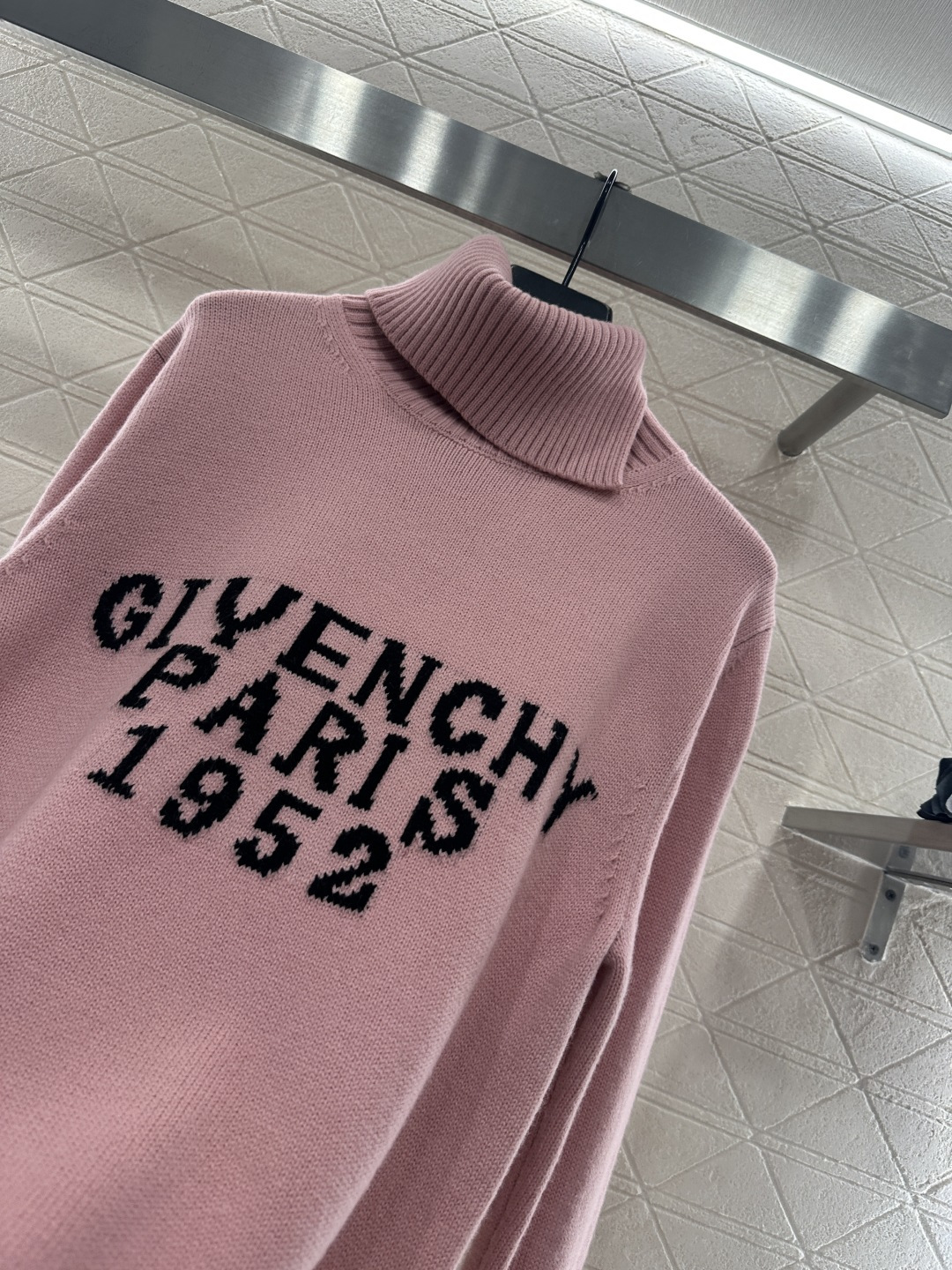♥Givench*♥2025新品上架 高领字母套头毛衣定制YB羊绒羊毛纱线织造，质感细腻，舒适保暖，高领