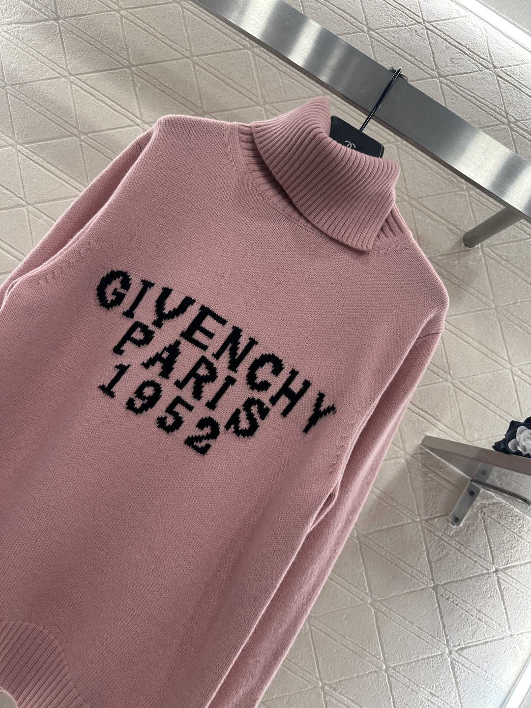 ♥Givench*♥2025新品上架 高领字母套头毛衣定制YB羊绒羊毛纱线织造，质感细腻，舒适保暖，高领