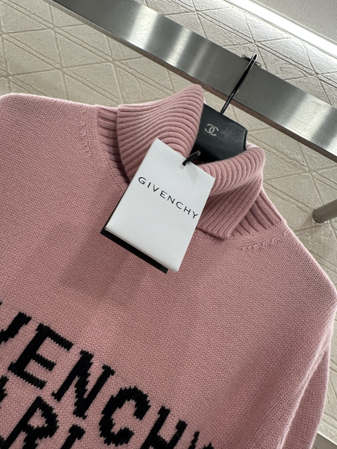 ♥Givench*♥2025新品上架 高领字母套头毛衣定制YB羊绒羊毛纱线织造，质感细腻，舒适保暖，高领