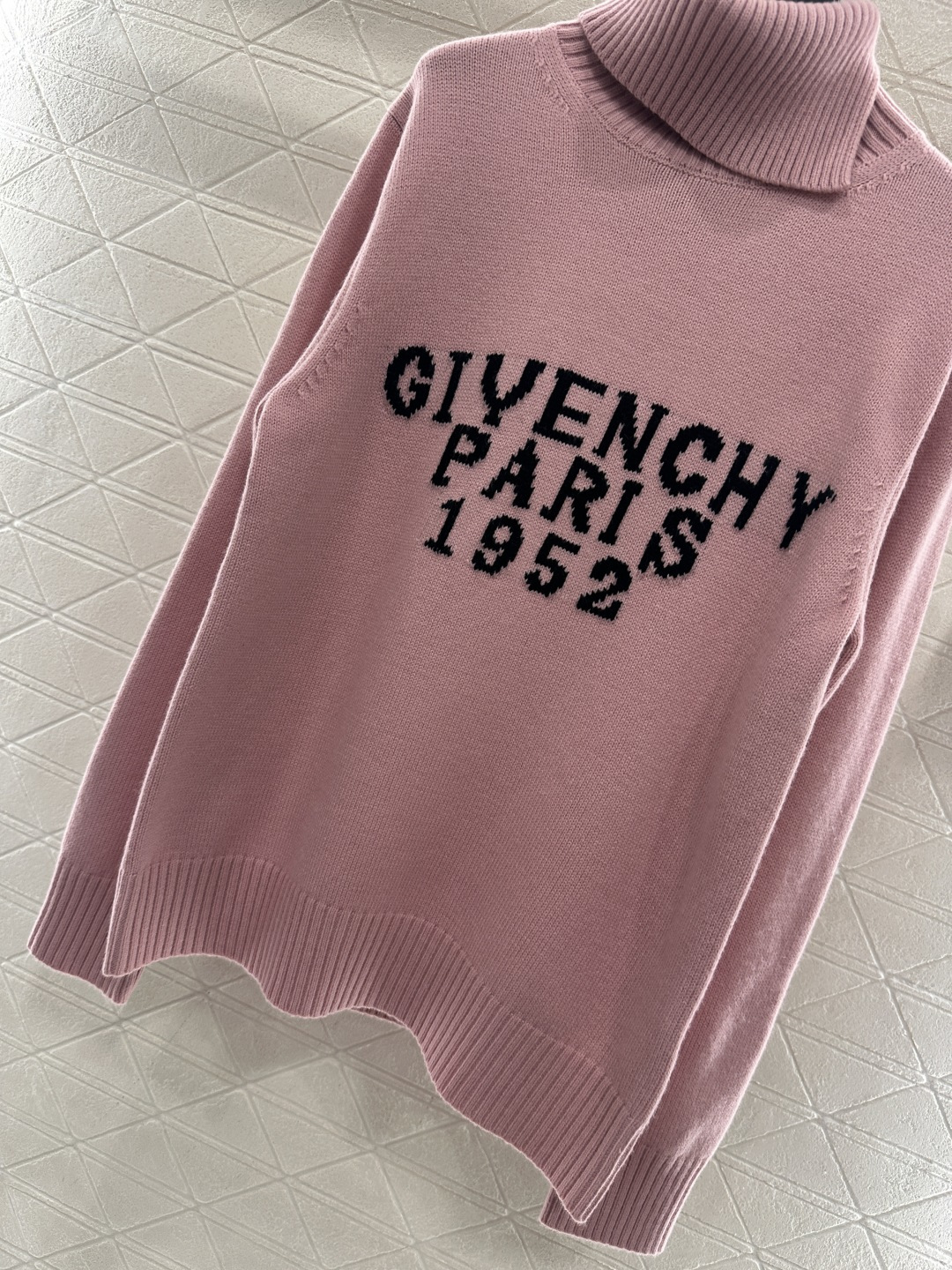 ♥Givench*♥2025新品上架 高领字母套头毛衣定制YB羊绒羊毛纱线织造，质感细腻，舒适保暖，高领