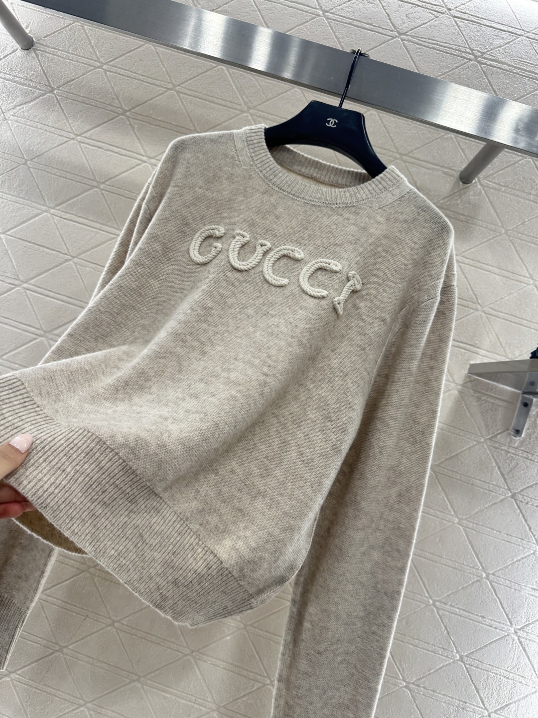 ♥Gucc*♥2026新品上架 贺岁徽标钩花针织毛衣新年贺岁限定系列#定制YB羊绒羊毛纱线织造，穿搭舒适