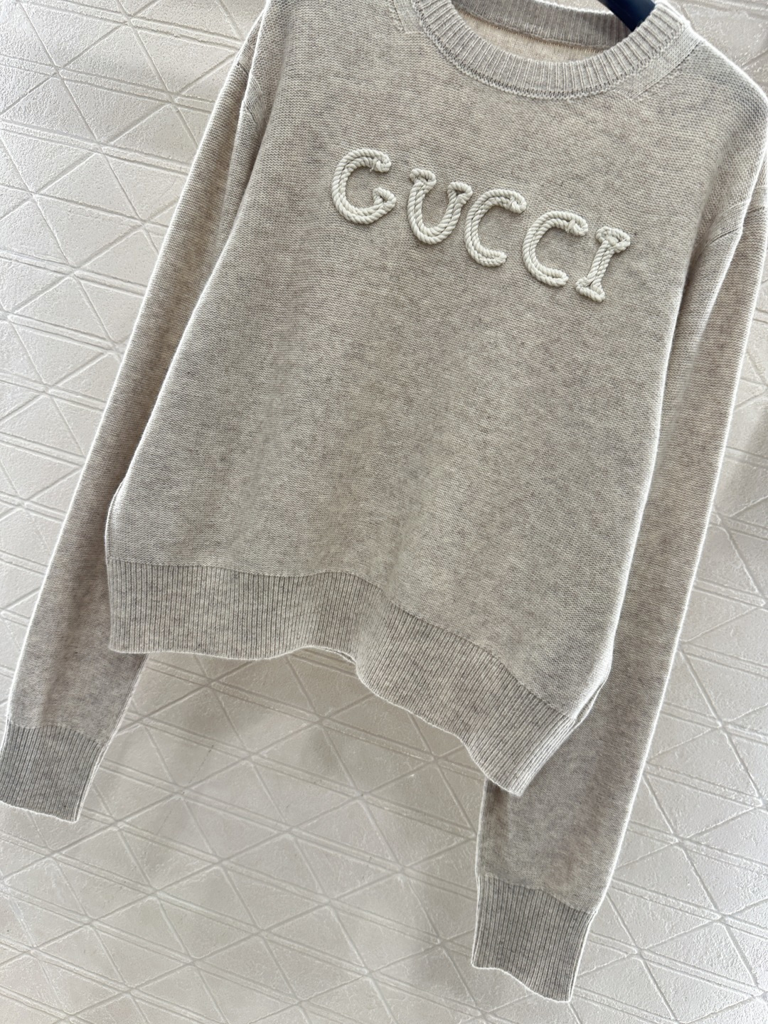 ♥Gucc*♥2026新品上架 贺岁徽标钩花针织毛衣新年贺岁限定系列#定制YB羊绒羊毛纱线织造，穿搭舒适