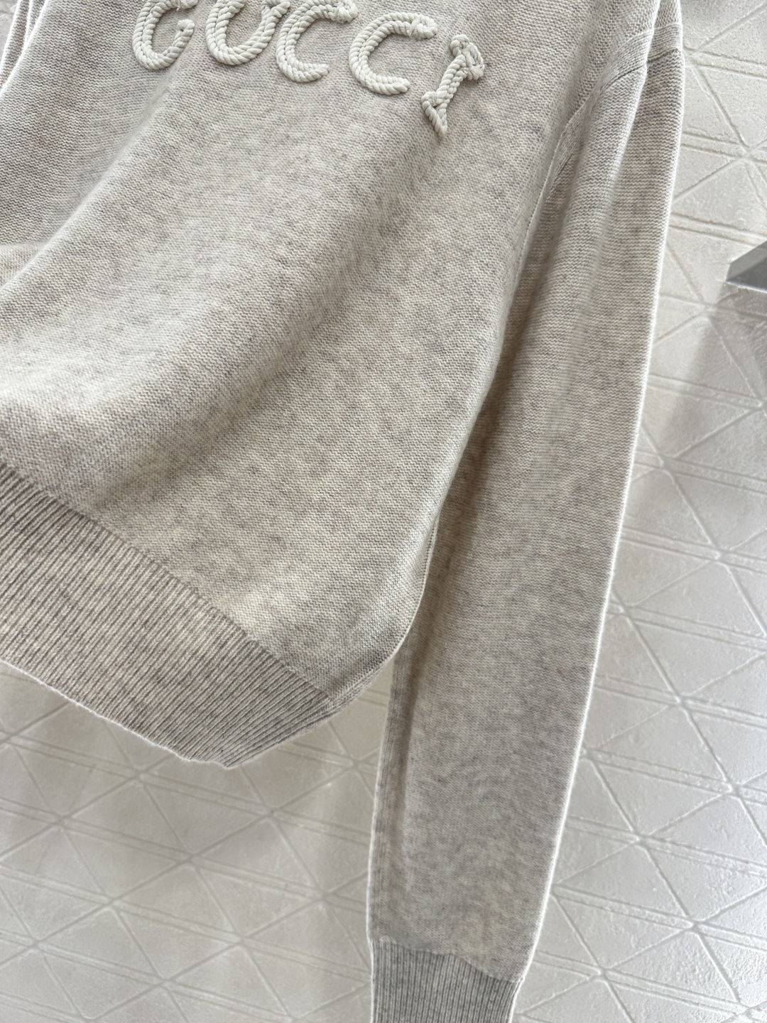 ♥Gucc*♥2026新品上架 贺岁徽标钩花针织毛衣新年贺岁限定系列#定制YB羊绒羊毛纱线织造，穿搭舒适