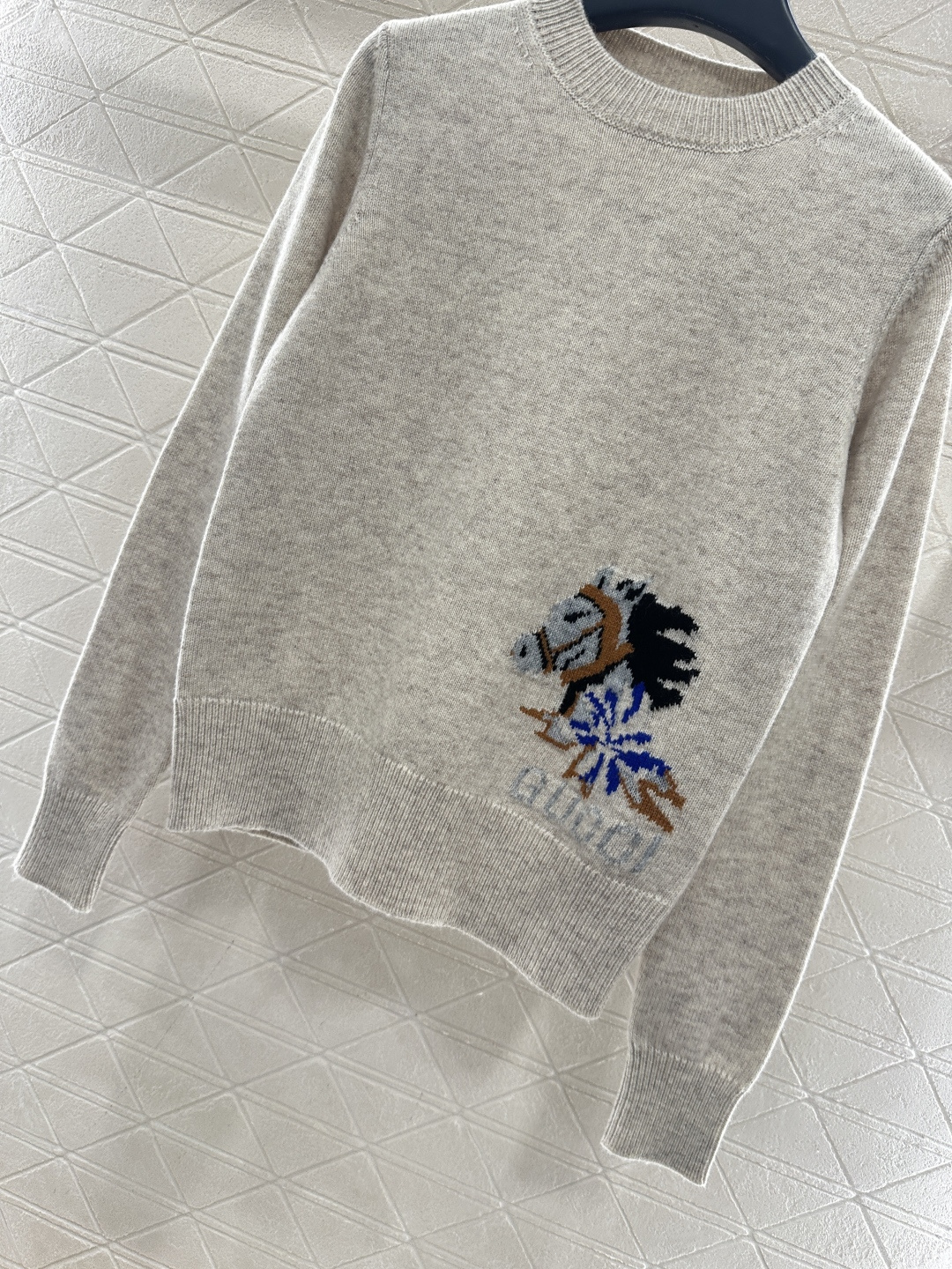 ♥Gucc*♥2025新品上架 贺岁圆领马年毛衣 新年贺岁系列#定制YB羊毛纱线材质，质感细腻，舒适保暖