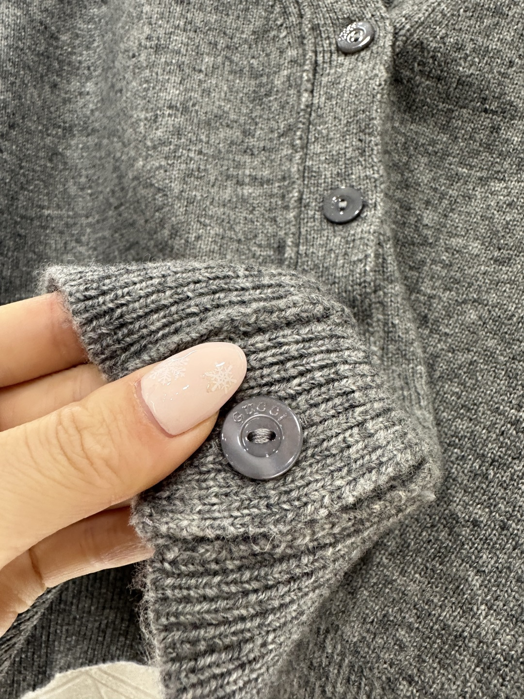 ♥Gucc*♥2026新品上架 贺岁徽标马蹄扣针织开衫新年贺岁限定系列#定制YB羊绒羊毛针织材质，密度细