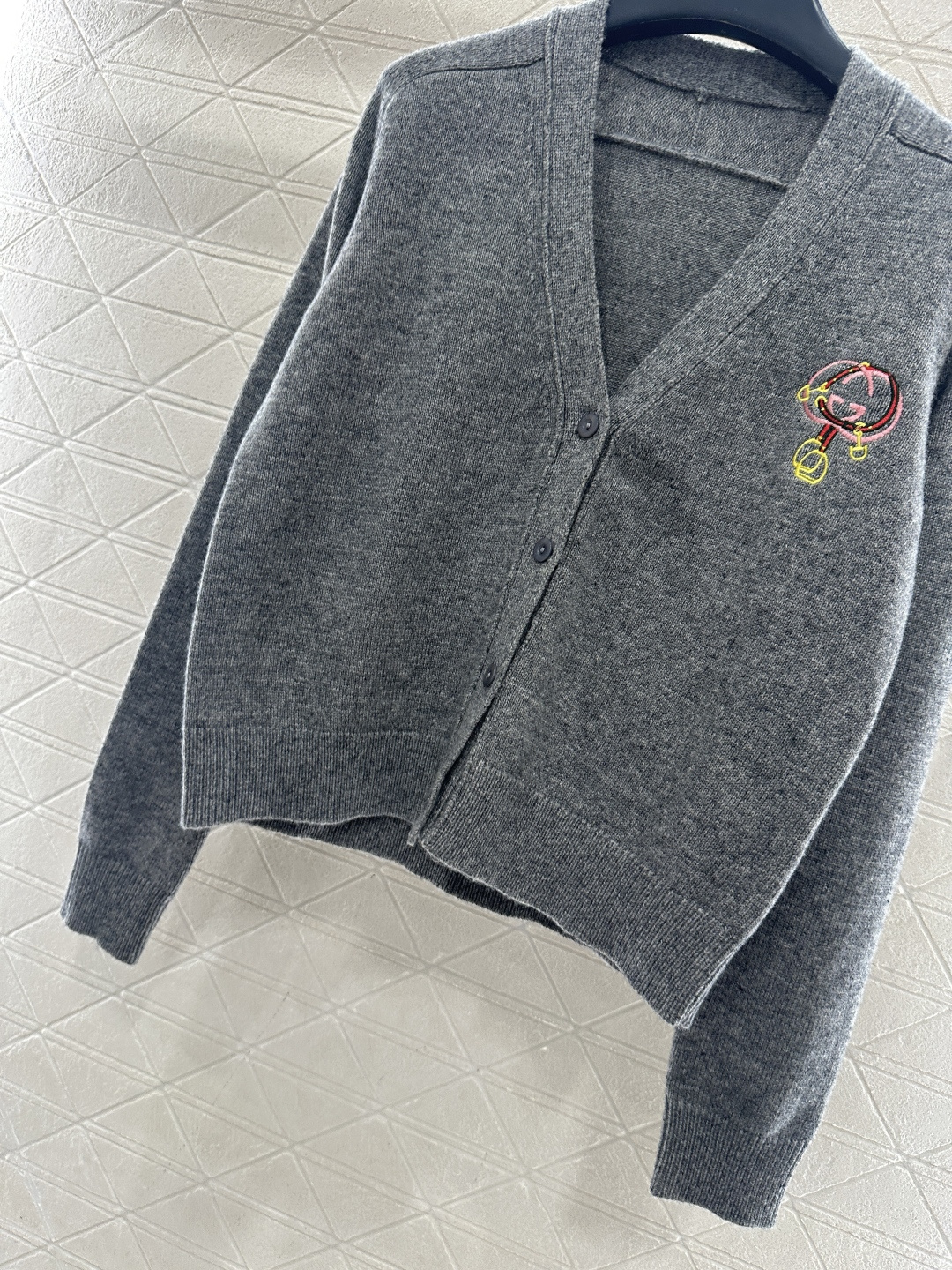 ♥Gucc*♥2026新品上架 贺岁徽标马蹄扣针织开衫新年贺岁限定系列#定制YB羊绒羊毛针织材质，密度细