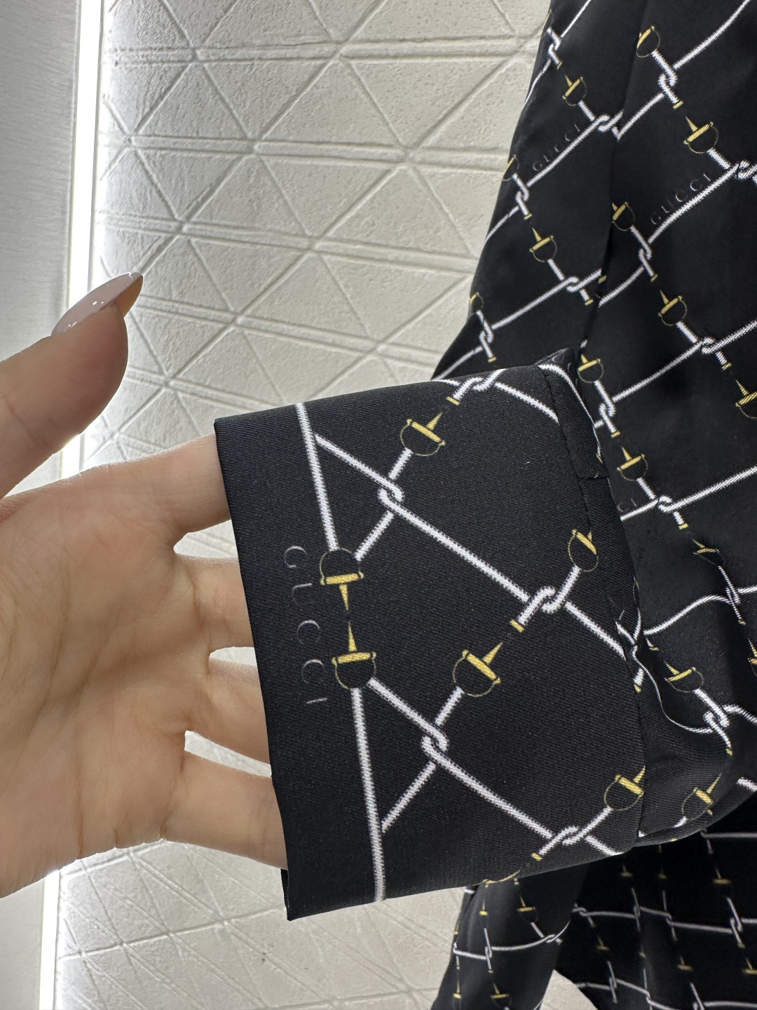 ♥Gucc*♥2026新品上架 飘带中长款衬衫定制YB进口斜纹稠材质，质感细腻，穿搭舒适，中长款廓形衬衣