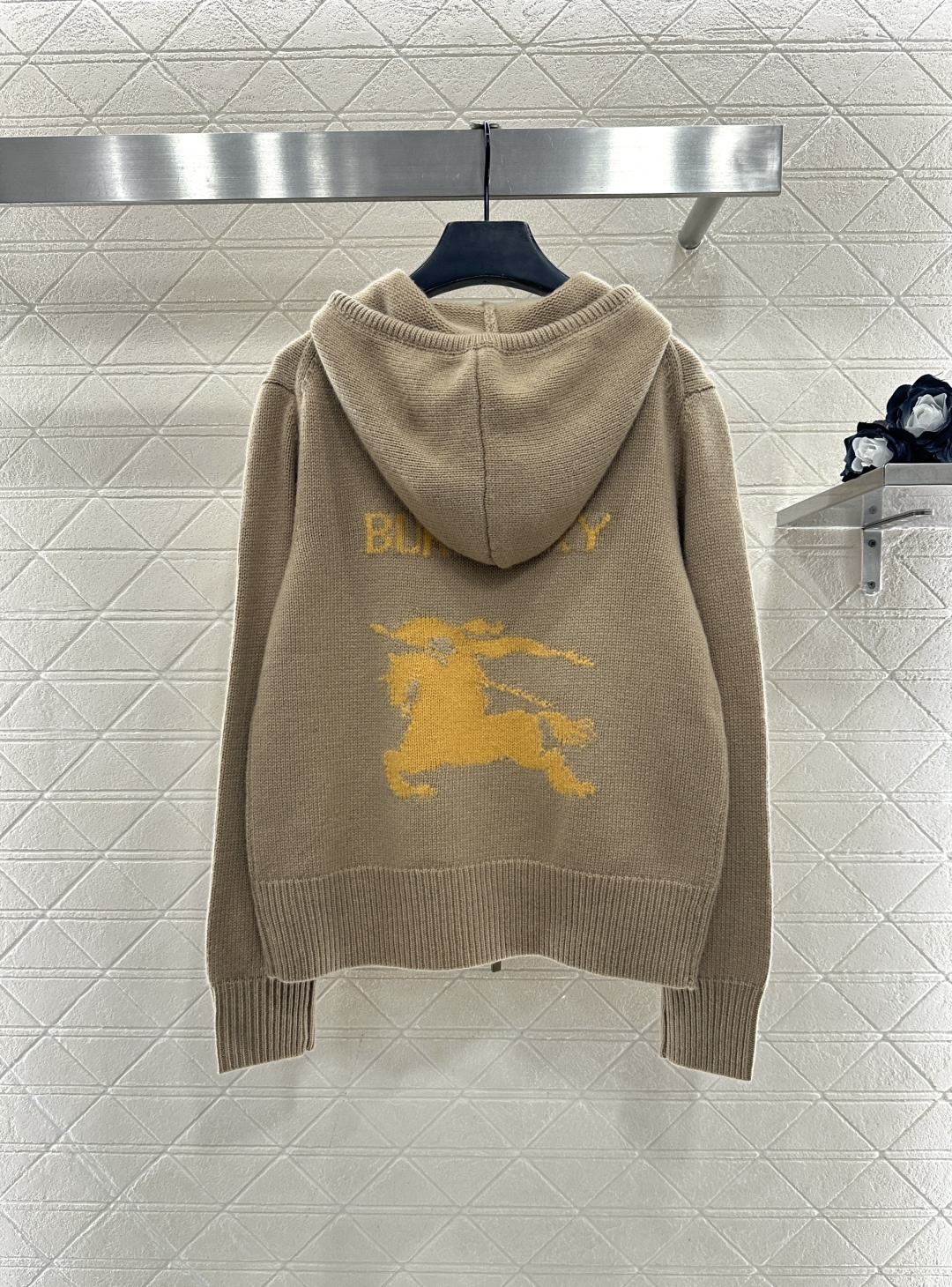 ♥BBR*♥2025新品上架 连帽字母针织外套定制YB羊绒羊毛纱线织造，质感高级，垂顺有型，连帽拉链针织
