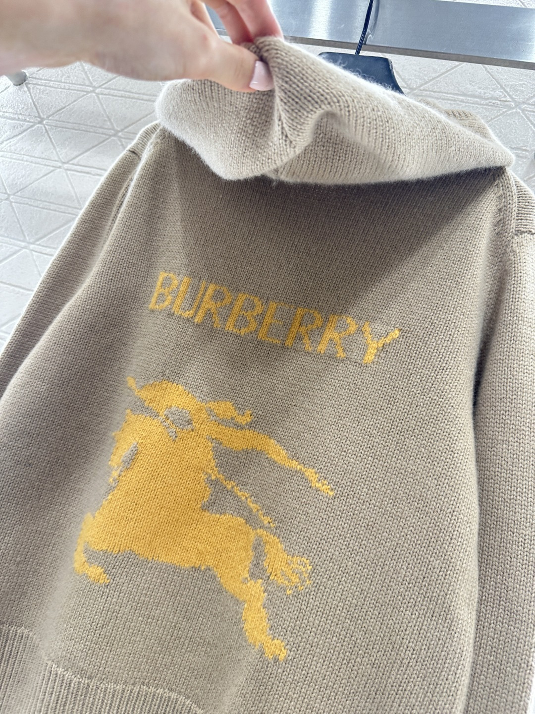 ♥BBR*♥2025新品上架 连帽字母针织外套定制YB羊绒羊毛纱线织造，质感高级，垂顺有型，连帽拉链针织