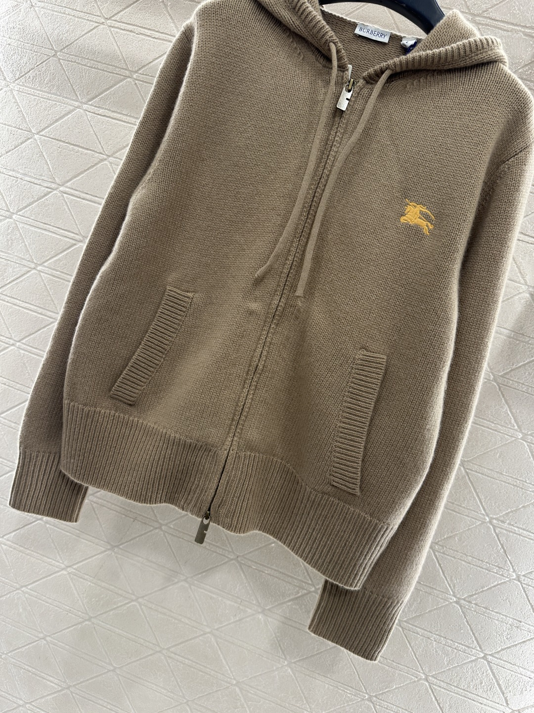 ♥BBR*♥2025新品上架 连帽字母针织外套定制YB羊绒羊毛纱线织造，质感高级，垂顺有型，连帽拉链针织