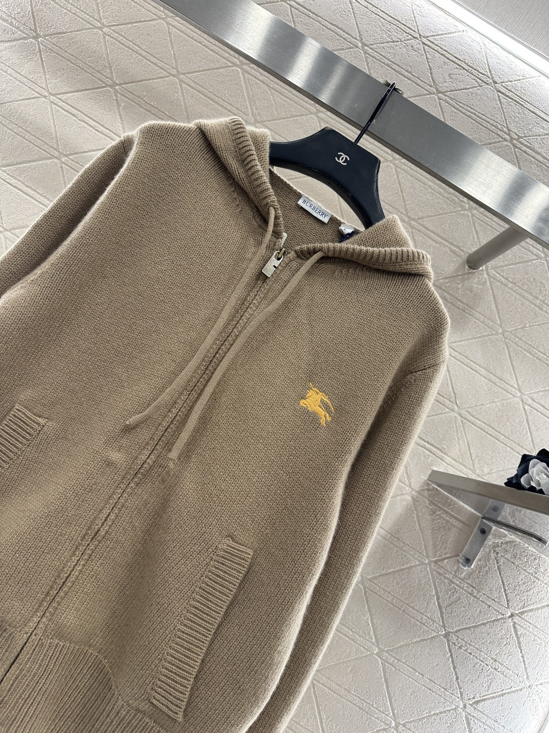 ♥BBR*♥2025新品上架 连帽字母针织外套定制YB羊绒羊毛纱线织造，质感高级，垂顺有型，连帽拉链针织