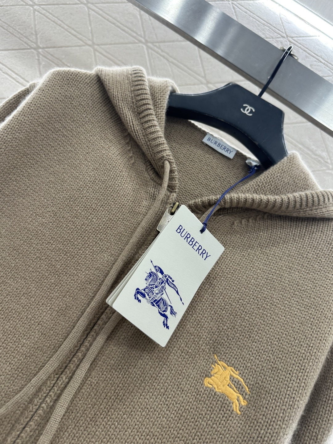 ♥BBR*♥2025新品上架 连帽字母针织外套定制YB羊绒羊毛纱线织造，质感高级，垂顺有型，连帽拉链针织