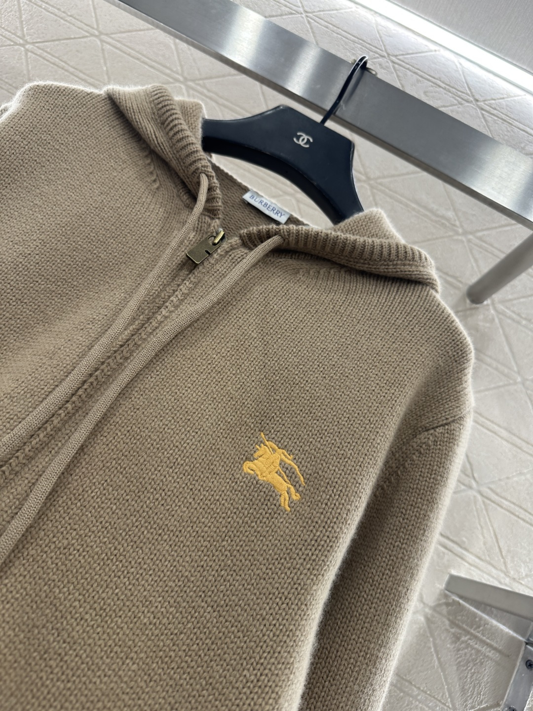 ♥BBR*♥2025新品上架 连帽字母针织外套定制YB羊绒羊毛纱线织造，质感高级，垂顺有型，连帽拉链针织