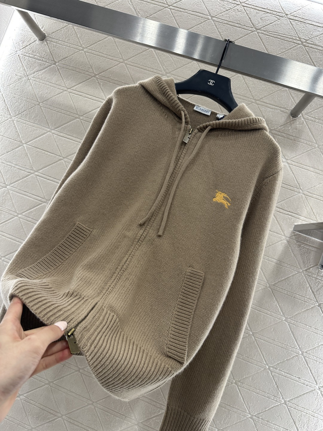 ♥BBR*♥2025新品上架 连帽字母针织外套定制YB羊绒羊毛纱线织造，质感高级，垂顺有型，连帽拉链针织