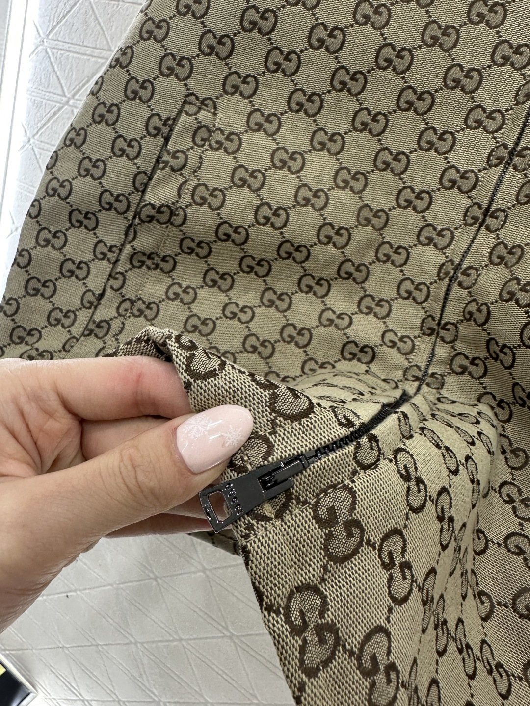 ♥Gucc*♥2025新品上架 翻领拉链棉服外套定制YB进口提花材质，质感高级，挺括有型，翻领宽松廓形外