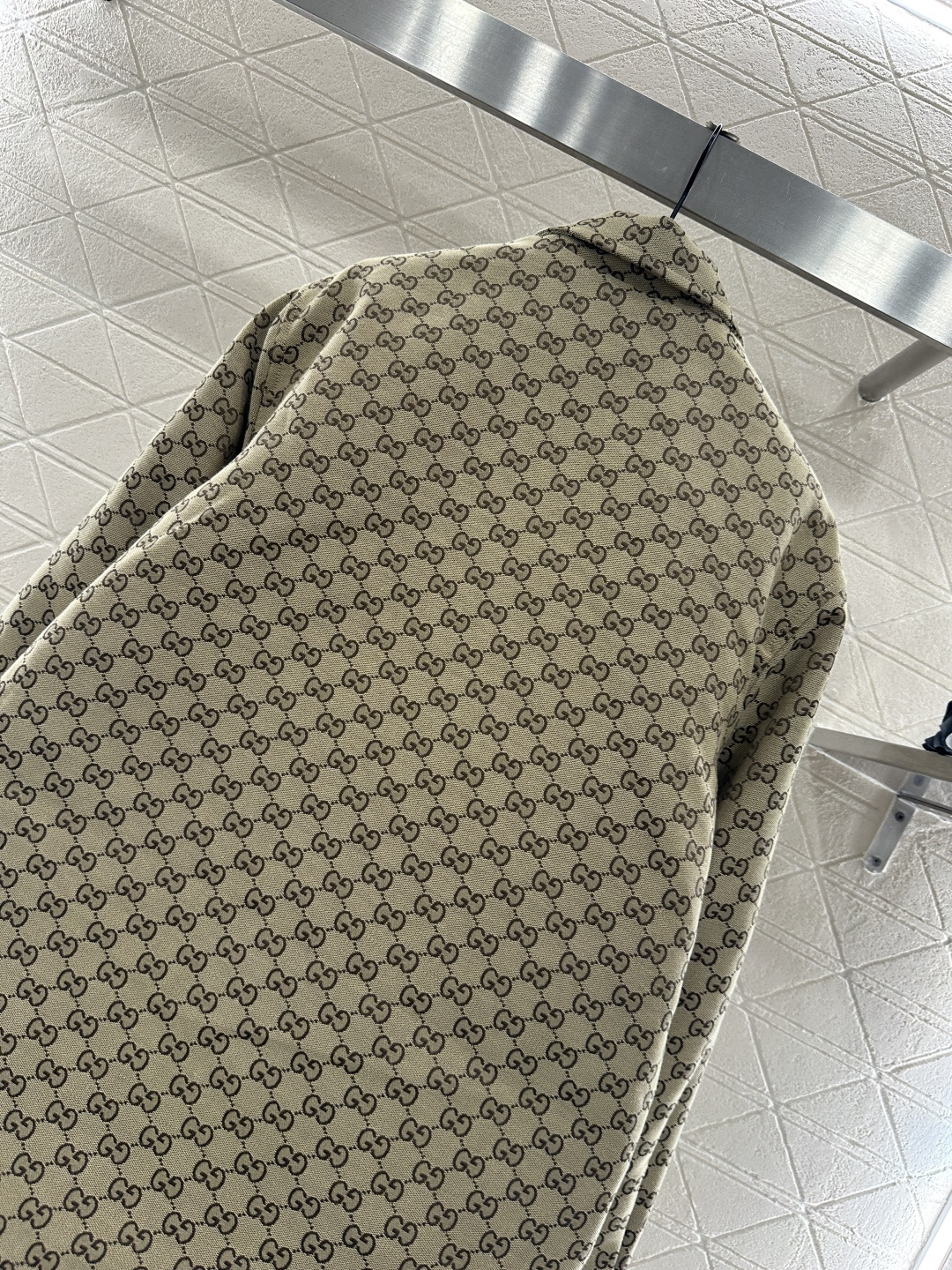 ♥Gucc*♥2025新品上架 翻领拉链棉服外套定制YB进口提花材质，质感高级，挺括有型，翻领宽松廓形外